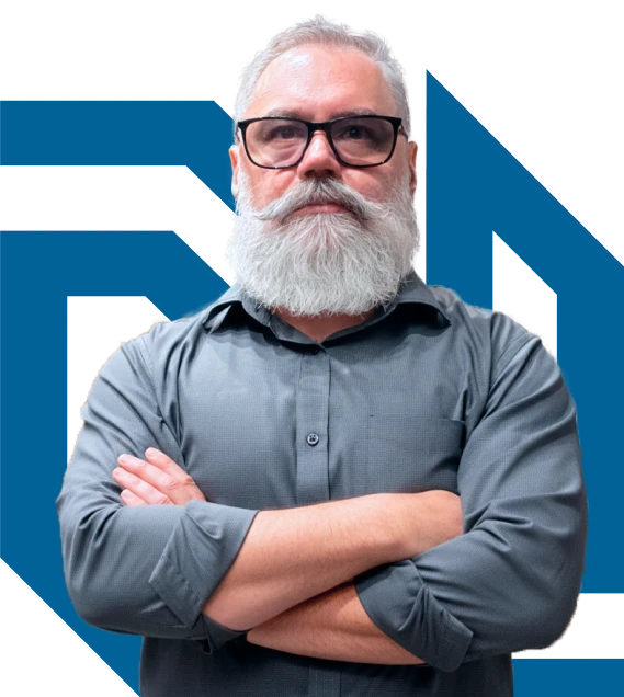 Profissional da Nakzaf Engenharia de braços cruzados, com expressão séria, em composição institucional com elemento gráfico da marca ao fundo